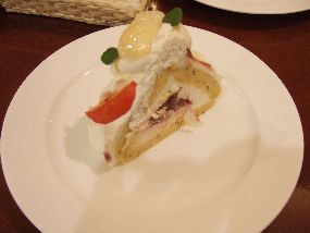 アフタヌーンティーのロールケーキ